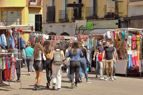 スペイン マドリード 2021年4月4日 マドリードのフリーマーケット ラストロ は日曜日の朝 カスコロ広場には露店や人々が軒を連ねています — ストック写真