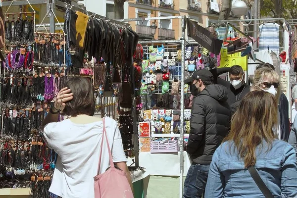 Madrid Espanha 2021 Rastro Mercado Pulgas Madrid Manhãs Domingo Vendedores — Fotografia de Stock