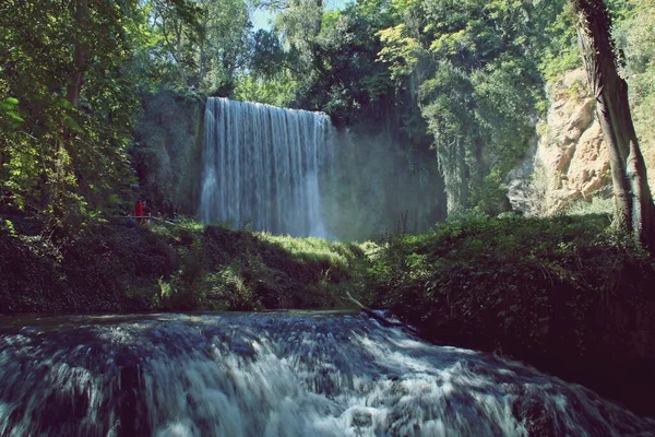 Caprichosa Waterfall Monasterio Piedra 공원에는 피에드라 강에서 수많은 카르스트적 존재한다 — 스톡 사진