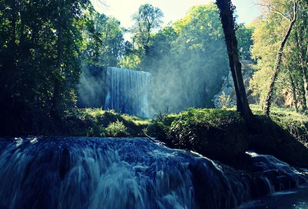 Caprichosa Waterfall Monasterio Piedra 공원에는 피에드라 강에서 수많은 카르스트적 존재한다 — 스톡 사진