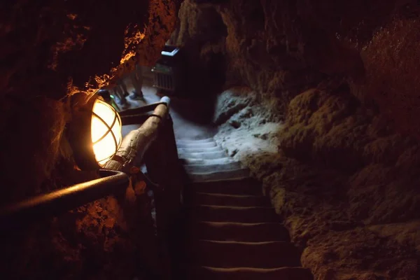 アイリス洞窟への地下階段 ピエドラ川によって生成される多くのカルスト現象があるピエドラ修道院の自然公園で Nuevalos サラゴサ スペイン — ストック写真