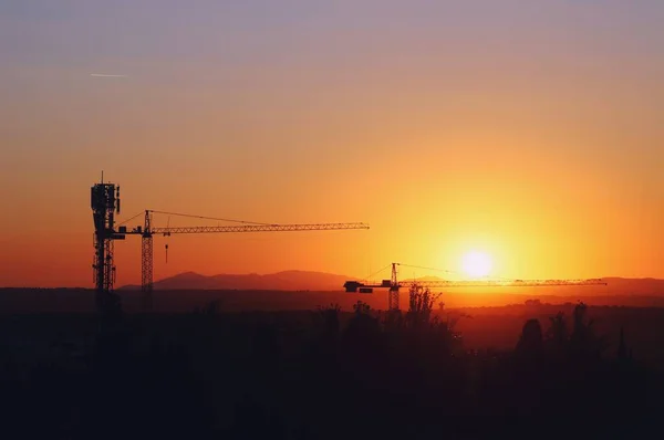 Stavební Jeřáb Při Západu Slunce Silueta Jeřábu Hezkém Oranžovém Pozadí — Stock fotografie
