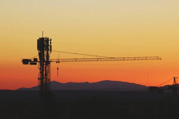 Stavební Jeřáb Při Západu Slunce Silueta Jeřábu Hezkém Oranžovém Pozadí — Stock fotografie