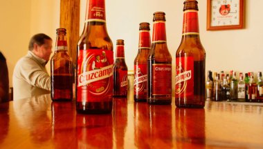 Sanlucar de Guadiana, İspanya; 04 22 2017. Soğuk Cruzcampo, İspanya 'daki bir restoranın barında şişe bira içti. Cruzcampo birası, İspanyol markası..