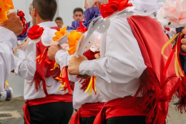 Sanlucar de Guadiana, İspanya; 04 02 2016. Geleneksel dansçılar Sanlucar 'daki La Rabida bakiresinin şenliklerinde dans ediyorlar. Yıllık festival, kasabanın insanları için kültürel ve ruhsal açıdan önemli..