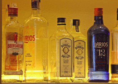 Madrid, İspanya. 10 14 2018. Aydınlatılmış bir rafta farklı marka cin şişeleri. Şişeler Madrid 'de bir restoranda içki servisi yapardı..