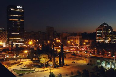 Madrid, İspanya. 10 24 2018. Kamu parkı ve şafakta Nuevos Ministerios kompleksinin bahçeleri. Arka planda Paseo de la Castellana ve Raimundo Fernandez de Villaverde caddelerinin kesiştiği yer var..
