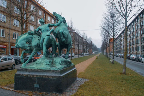 Copenhagen Denmark 2016 Statue Young Man Trying Control Two Horses — Stock Photo, Image