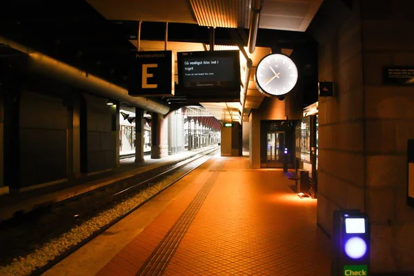 Копенгаген Дания 2016 Платформа Центральном Вокзале Копенгагена Kobenhavns Hovedbanegard Сокращенно — стоковое фото