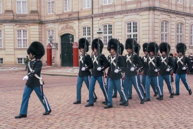 Kopenhag, Danimarka; 02: 14 2016. Kopenhag 'daki Amalienborg Sarayı' nda muhafız seremonisi değiştiriliyor. Danimarka Kraliyet Muhafız Birliği Danimarka kraliyet ailesi için aktif bir koruma gücü..