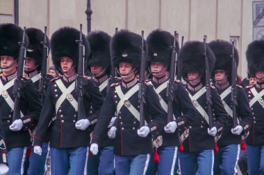 Kopenhag, Danimarka; 02: 14 2016. Kopenhag 'daki Amalienborg Sarayı' nda muhafız seremonisi değiştiriliyor. Danimarka Kraliyet Muhafız Birliği Danimarka kraliyet ailesi için aktif bir koruma gücü..