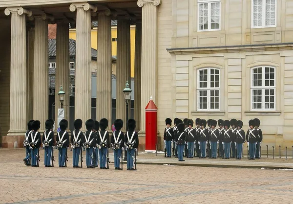 Kopenhagen Dänemark 2016 Wachablösung Auf Schloss Amalienborg Kopenhagen Die Königliche — Stockfoto