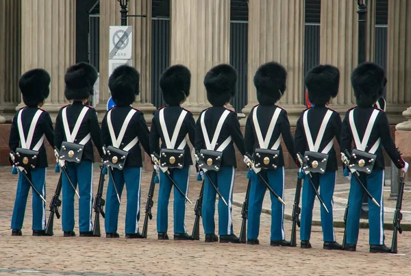 デンマーク コペンハーゲン2016年2月14日 コペンハーゲンのアメリアンボルグ宮殿で警備員の儀式を変更します デンマーク王立警備隊 Royal Guard Company デンマーク王室のための積極的な保護部隊である — ストック写真