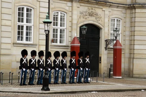 Kopenhag Danimarka 2016 Kopenhag Daki Amalienborg Sarayı Nda Muhafız Seremonisi — Stok fotoğraf