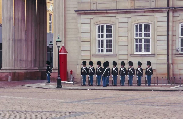 Kopenhagen Dänemark 2016 Wachablösung Auf Schloss Amalienborg Kopenhagen Die Königliche — Stockfoto