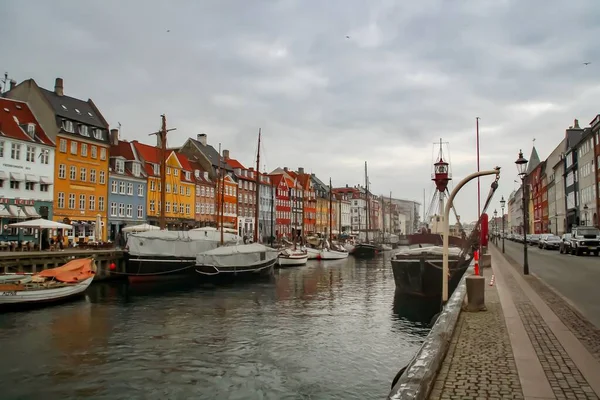 Koppenhága 2016 Nyhavn Híres Utca Koppenhágai Csatornák Mellett Mólónál Dokkoló — Stock Fotó