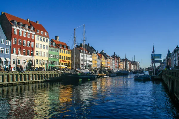 Copenhagen Denmark 2016 코펜하겐 반입니다 부두에 건물들의 모습은 풍경을 이룹니다 — 스톡 사진