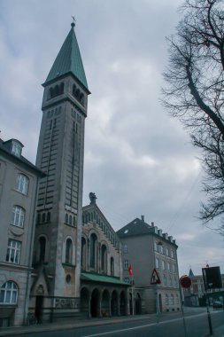 Kopenhag, Danimarka 'da açık bir kış gününde İsa Kilisesi' nin çan kulesi. Kristikirken (İsa Kilisesi), Istedgade caddesinin bittiği Enghave platolarında yer almaktadır..