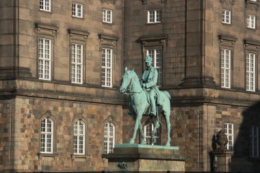 I. Christian 'ın bronz binicilik heykeli (1927). Christiansborg Sarayı, Kopenhag, Danimarka.