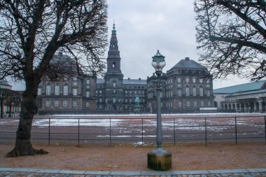 Danimarka 'nın orta kesimindeki Slotsholmen adasındaki Christiansborg Sarayı, Saray ve Hükümet Binası.