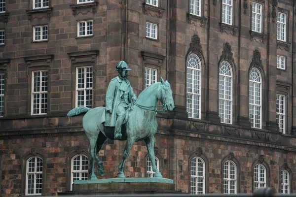 Het Bronzen Ruiterstandbeeld Van Christian 1927 Christiansborg Palace Kopenhagen Denemarken — Stockfoto