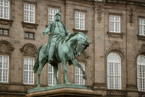クリスチャンボーグ宮殿の前にあるフレデリック7世の騎馬像 1873年 デンマークのコペンハーゲン — ストック写真