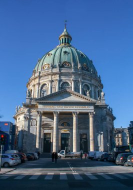 Kopenhag, Danimarka 'daki Frederik Kilisesi. Rokoko mimarisi ile The Marble Church (Marmorkirken) olarak da bilinir. Evanjelik Luteryan Kilisesi.