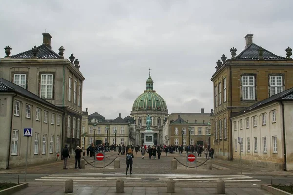 Frederik 'in kilisesi ve turistler Kopenhag' daki nöbetçinin değişme törenini bekliyorlar. Rokoko mimarisi ile halk arasında 