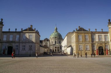 Kopenhag, Danimarka; 02: 16 2016. Frederik 'in kilisesi ve turistler Kopenhag' daki nöbetçinin değişme törenini bekliyorlar. Rokoko mimarisi ile halk arasında 