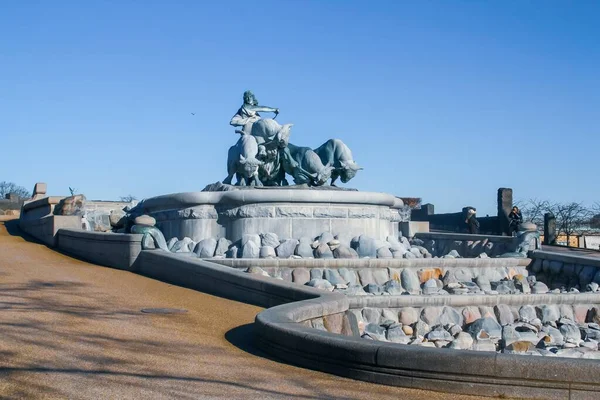 ゲフィオンの泉だ カールスベルク財団からコペンハーゲン市に寄贈された アーティストのアンダース バンガードは1908年に設立されました デンマーク — ストック写真
