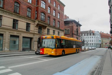 Kopenhag, Danimarka; 02: 14 2016. Toplu taşıma. Kopenhag Caddesi 'ndeki Sarı Şehir Otobüsü.