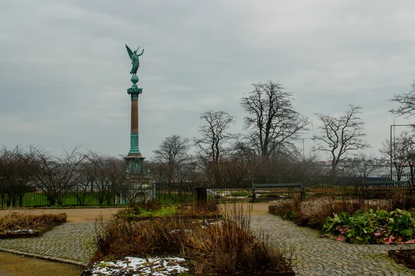 Колонна Ивара Гуитфельдта Ангел Парка Ланфелини Lanfelinie Promenade Коппель Дания — стоковое фото