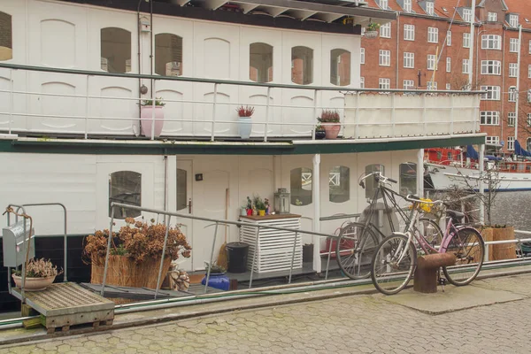 Copenhague Dinamarca 2016 Una Casa Flotante Canal Copenhague Barco Atracado — Foto de Stock