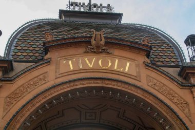 Kopenhag, Danimarka; 02: 14 2016. Tivoli Eğlence Parkının girişi. Parkın adı yazan yaya girişinin kemeri..