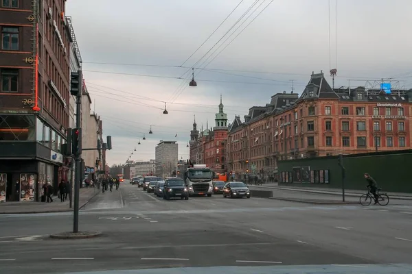 デンマーク コペンハーゲン2016年2月15日 アンデルセン ブラッド 写真はヴェスターブロッジド通りとの交差点 月曜日の朝 緑の信号待ちの車両交通 — ストック写真