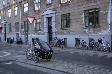Kopenhag, Danimarka; 02: 16 2016. Kopenhag 'da park edilmiş bisikletler. Bisikletler Danimarka başkentinde sağlıklı ve yaygın olarak kullanılan bir ulaşım aracıdır..