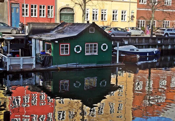 Casa Flotante Reflejo Canal Copenhague Dinamarca Una Forma Alternativa Residencia — Foto de Stock