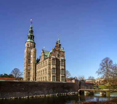 Rosenborg Kalesi 'nin sol görüşü (Danca: Rosenborg Slot). Danimarka 'nın Kopenhag şehrinde bulunan bir Rönesans kalesidir..