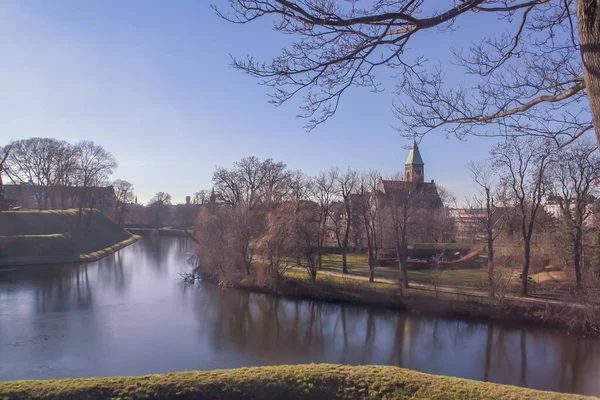 Kastellet Citadel 位于丹麦哥本哈根 城堡防御城墙周围的水渠 — 图库照片