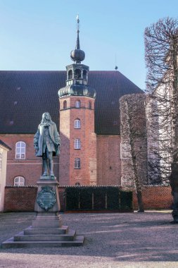 Kopenhag, Danimarka; 02: 16 2016. Kopenhag 'daki Peder Griffenfeld' in heykeli. Christiansborg Sarayı ile Kraliyet Kütüphanesi arasındaki Slotsholmen 'deki Kraliyet Kütüphanesi Bahçeleri' nin yanında yer alıyor.. 