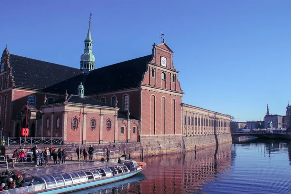 Kodaň Dánsko 02142016 Holmenský Kostel Dánský Holmens Kirke Turistická Loď — Stock fotografie
