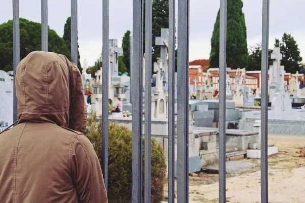 Una Joven Con Espalda Cementerio Fuencarral Madrid España Mujer Abrigada —  Fotos de Stock