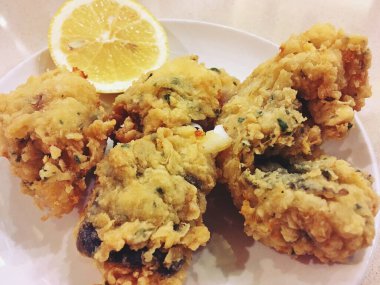 Unla kaplanmış balıklar yenmeye hazır. İspanya, Madrid 'de bir barda servis edilen sos için biraz limonla dövülmüş tipik bir balık tapası..