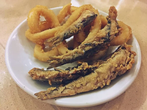 Anchovas Lulas Batidas Farinha Fritas Tapa Espanhola Típica Que Acompanha — Fotografia de Stock