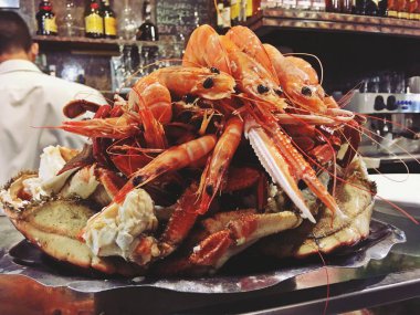 Madrid, İspanya 'da bir galiçya restoranında nefis bir deniz ürünleri tepsisi. Beyaz karides, karides, kerevit, yengeç, midye ve örümcek yengeci..