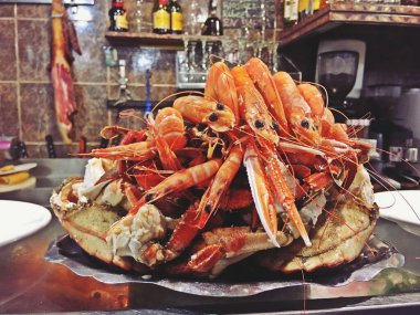 Madrid, İspanya 'da bir galiçya restoranında nefis bir deniz ürünleri tepsisi. Beyaz karides, karides, kerevit, yengeç, midye ve örümcek yengeci..