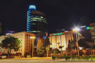 Madrid, İspanya. 10 25 2018. Titania Tower ve Azca Kompleksi 'ndeki El Corte Ingles binası. Paseo de la Castellana caddesinin yanındaki ticari ve mali kompleksin gece görüşü.