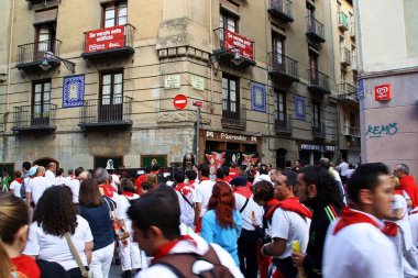 Pamplona, İspanya; 07 10 2012. San FermIn festivali Pamplona kentinde her yıl düzenlenen bir haftalık kutlamadır. İnsanlar bu festivali geleneksel olarak kırmızı ve beyaz kıyafetlerle kutluyorlar..