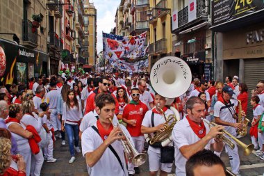 Pamplona, İspanya; 07 10 2012. San FermIn festivali Pamplona kentinde her yıl düzenlenen bir haftalık kutlamadır. İnsanlar bu festivali geleneksel olarak kırmızı ve beyaz kıyafetlerle kutluyorlar..