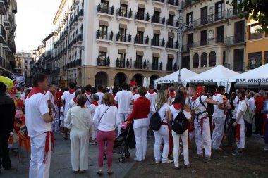 Pamplona, İspanya; 07 10 2012. San FermIn festivali Pamplona kentinde her yıl düzenlenen bir haftalık kutlamadır. İnsanlar bu festivali geleneksel olarak kırmızı ve beyaz kıyafetlerle kutluyorlar..